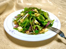 レタスにチーズ・胡桃のドレッシングサラダ