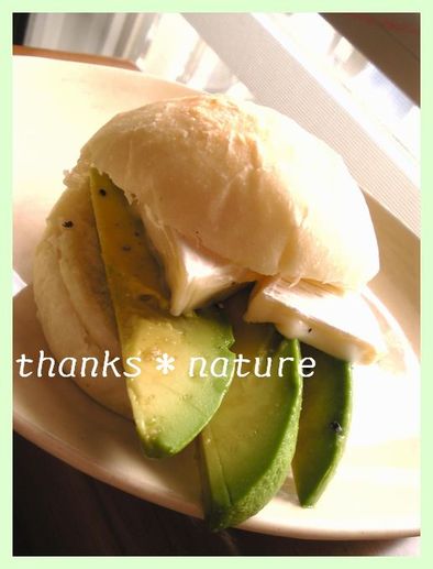 アボカドとカマンベールのサンドイッチの写真