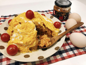ラー油鮭のチャーハンオムライス