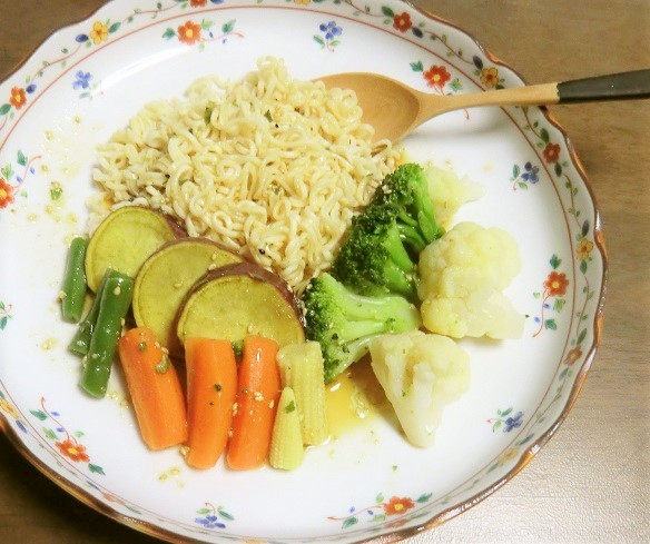 サッポロ一番と温野菜のあったかサラダ♡の画像