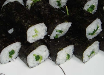 三つ葉の細巻き寿司の写真