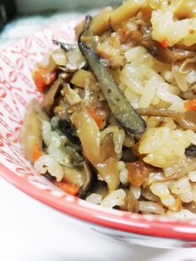 旨味がぎゅ!おかずいらず爆弾炊き込みご飯