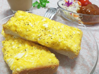 クリームチーズと卵のバタートーストの写真