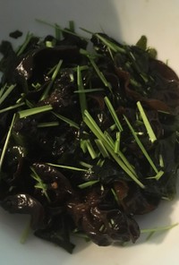 自家栽培の大麦若葉と海藻サラダ、簡単！