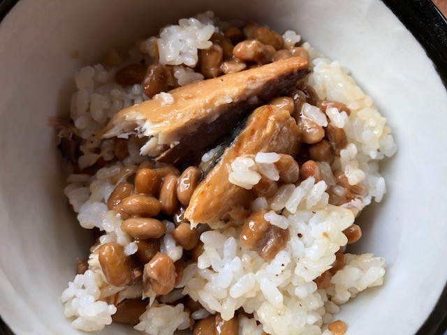 納豆とサバの味噌煮のご飯の画像
