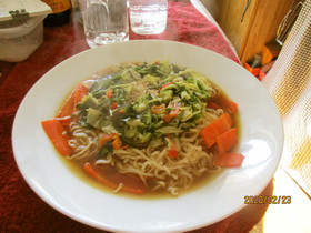 即席麺で具沢山のあんかけラーメンに。旨!