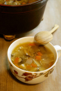 干し椎茸とコンソメのたっぷり野菜スープ