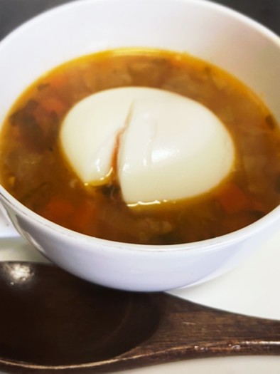 半熟卵入りソーセージと野菜のスープの写真