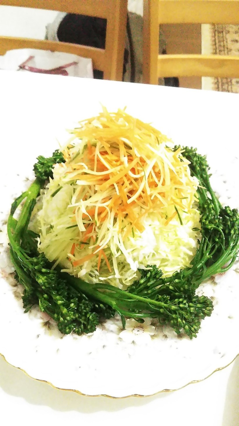 スティックセニョールと千切り野菜のサラダの画像