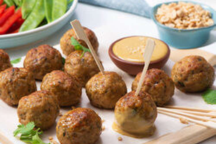 鶏肉のミートボールサテ レシピ 作り方 By アメリカ大使館 クックパッド
