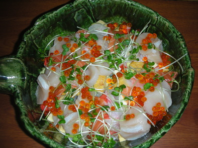 ガリたっぷりの酢飯で海鮮サラダちらしの写真