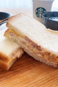 甘い卵とツナマヨのサンドイッチ