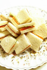 スモークサーモンと生ハムのサンドイッチ