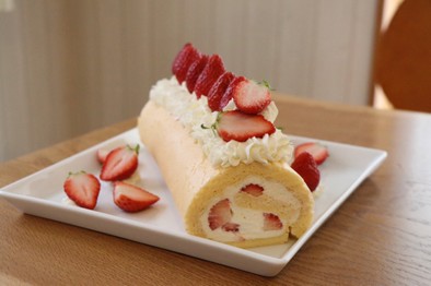 いちごとクリームチーズの米粉ロールケーキの写真