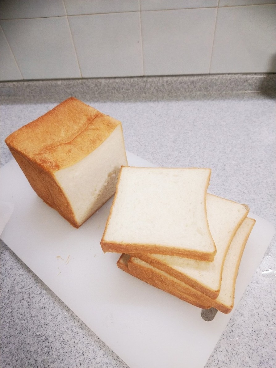 勾配の無い四角な食パンのスライスの画像