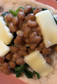 納豆とほうれん草のカレートースト
