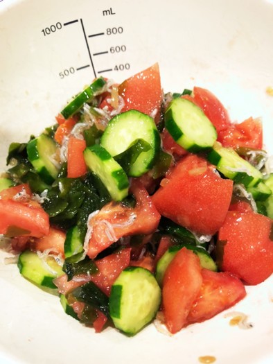 トマトきゅうりわかめの簡単サラダの写真