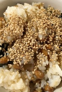 納豆と中華春雨のご飯（ワカメ入り）
