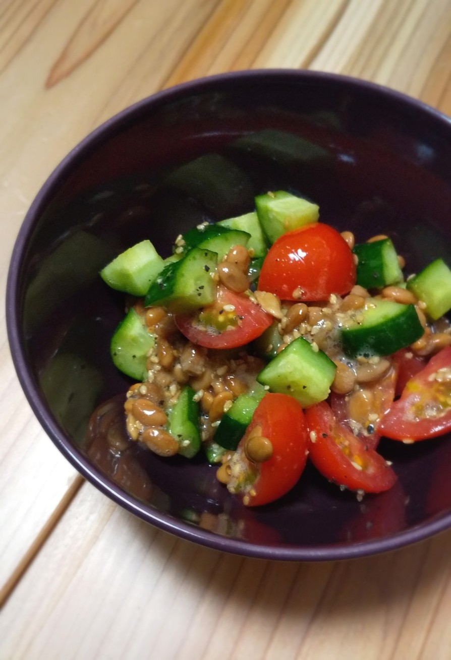 納豆とカラフル野菜のシンプルサラダの画像