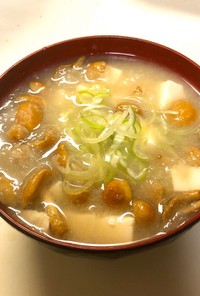 豆腐となめこおろしのお味噌汁