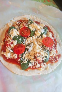 手作りトマトソースでマルゲリータ風ピザ☆