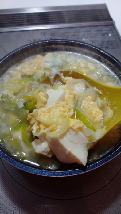 ねぎと豆腐とたまごの味噌汁の写真