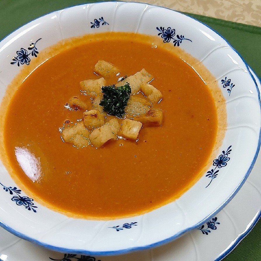 海老の頭と殻を使って作った野菜入りスープの画像