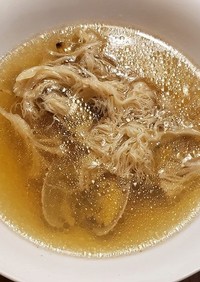 アサリとヤマブシタケのスープ