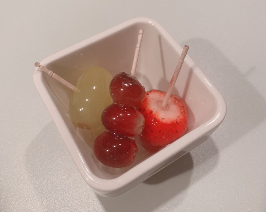 #インスタ映えフルーツ飴　いちご、ぶどうの画像