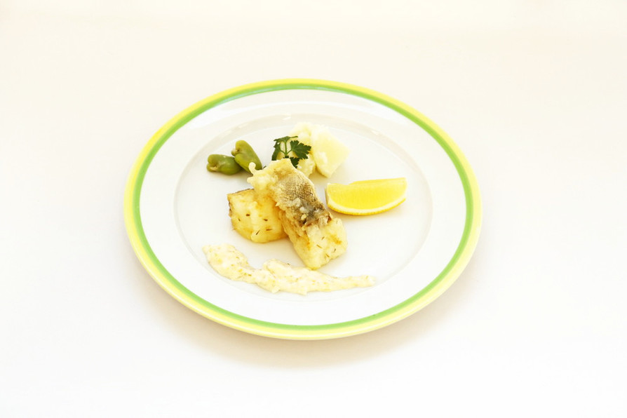 白身魚のフリッター　粉ふき芋、そら豆添えの画像