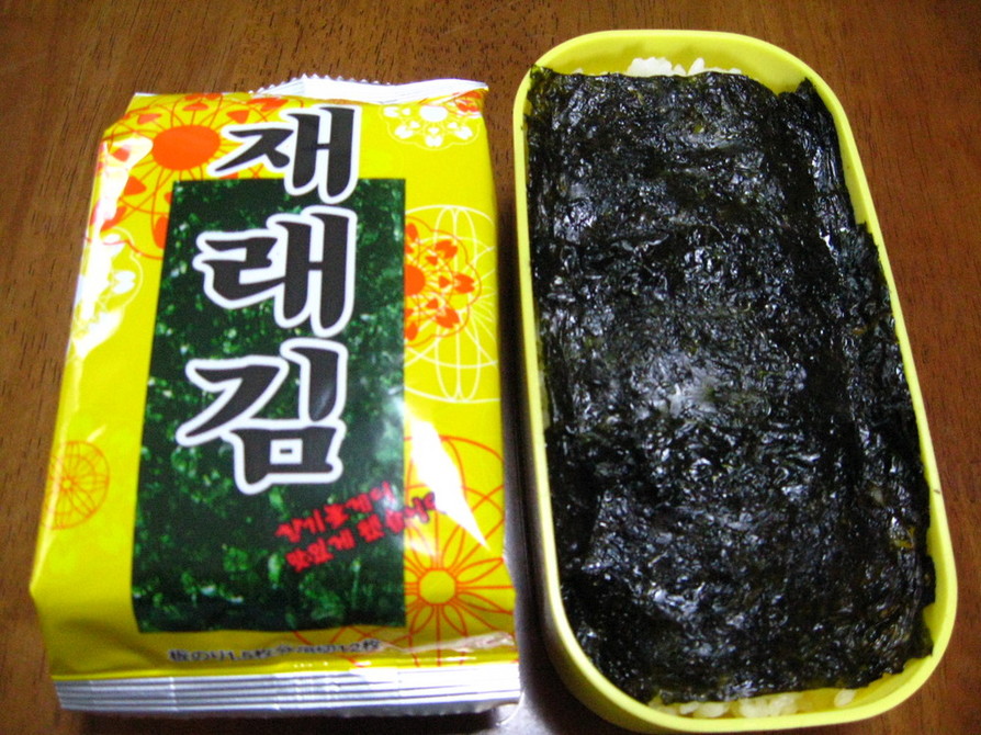 お弁当のご飯に韓国海苔の画像