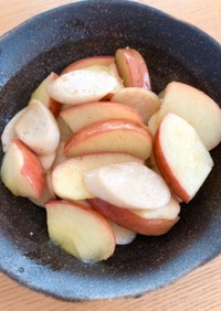 りんごと魚肉ソーセージのマヨソテー