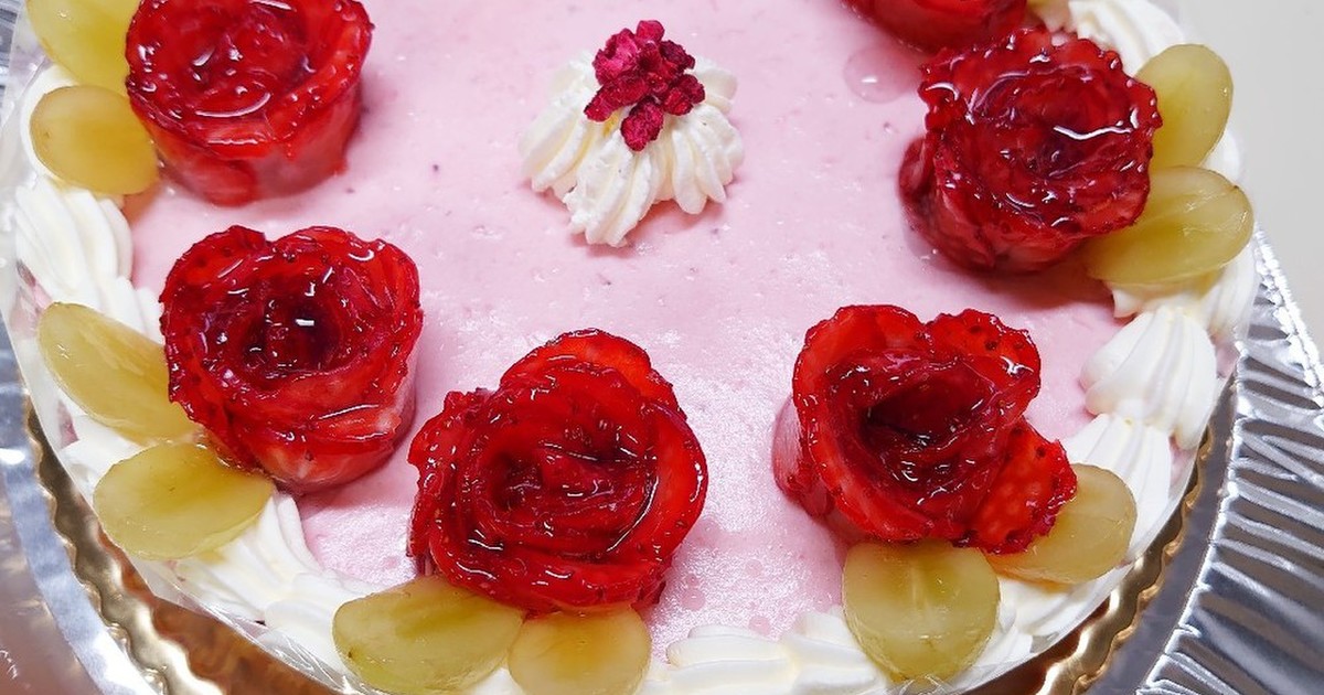 薔薇の苺ムースケーキ イチゴのバラ飾り レシピ 作り方 By Cupoftea クックパッド 簡単おいしいみんなのレシピが350万品