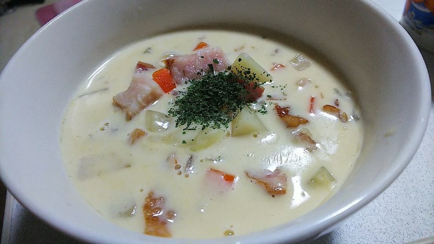 ベーコンと彩り野菜のクリームスープの画像