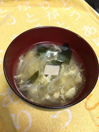 ワカメともやしと卵の中華スープの写真