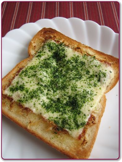 朝食に☆鰹節＆チーズの和風なトースト♪の写真