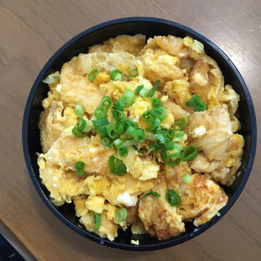 節約ランチ！油揚げの親子丼風卵とじ丼の画像