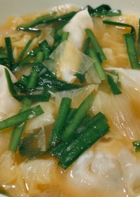 余った野菜とレンジ鍋で作る餃子スープ