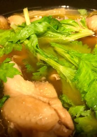 鶏手羽元とセロリのナンプラースープ
