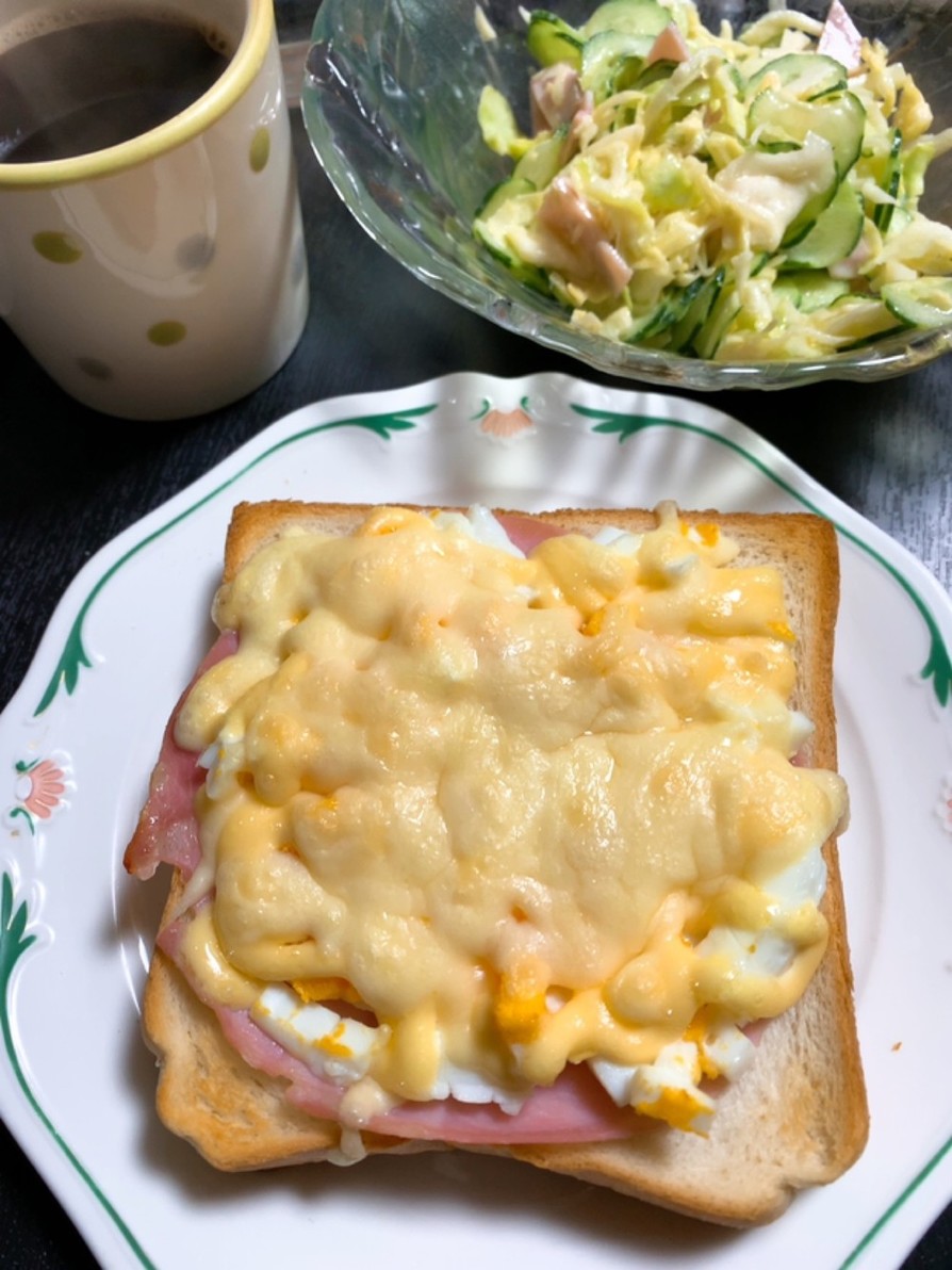 ゆで卵とハムとチーズのボリュームトーストの画像