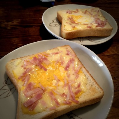 チーズベーコンエッグトーストの写真
