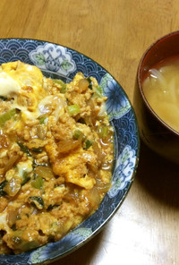 丼(玉ねぎ・鳥ひき肉・小松菜・鰻ダレ)