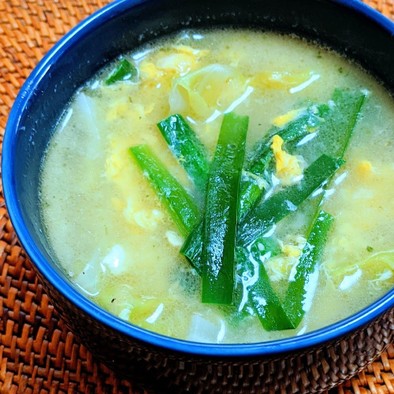 ふわ卵とニラ・キャベツのスープの写真