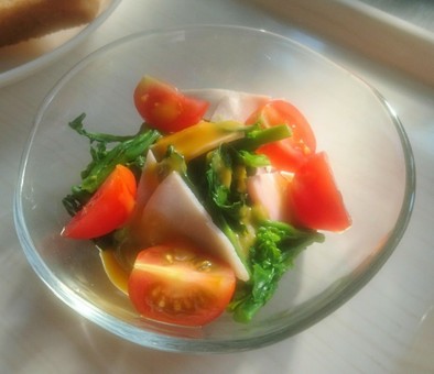 のらぼう菜とハムとトマトのサラダの写真