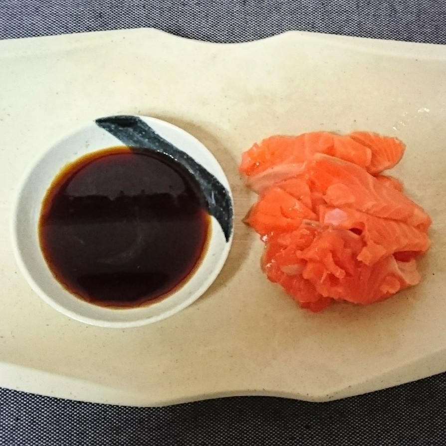 〈適量レシピ〉サーモン刺身と煮切り醤油の画像