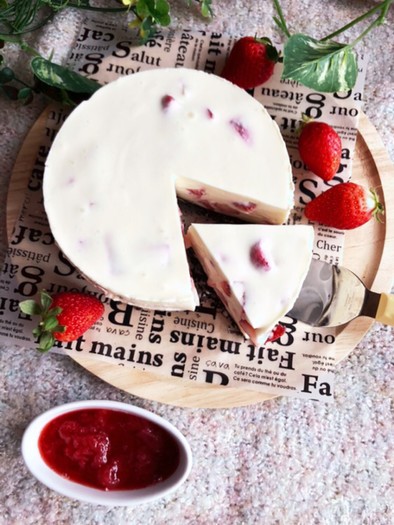 抱えて食べたい♡絶品苺のレアチーズケーキの写真