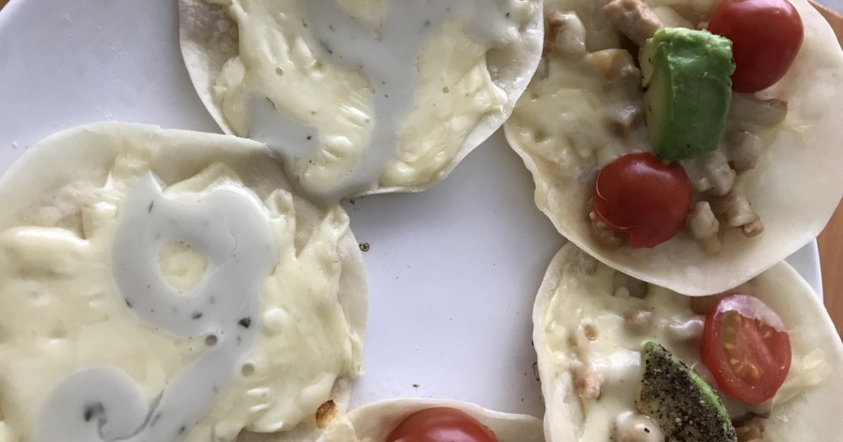 餃子の皮で トマトとアボカドのピザ レシピ 作り方 By ノリノリ Coco クックパッド