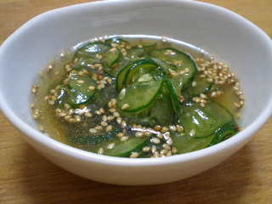 キュウリの冷たい中華スープの写真