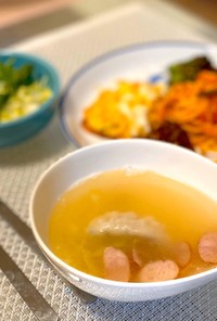 手抜き！冷凍餃子とソーセージの中華スープ