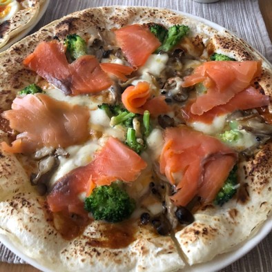 スモークサーモンとブロッコリーのピザの写真
